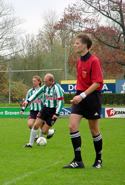 Andr&eacute; de Boer en Henk Eenkhoorn bij het nemen van een vrije trap (Foto Helmich Lubberts)